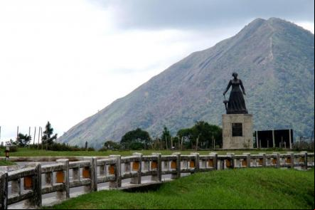 Estatua da Imperatriz Teresa Cristina - Foto: Fulviusbsas (Licen
