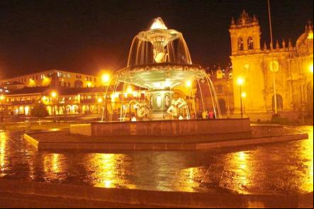 Praça das Armas à noite - Foto: Slexson Scheppa Peisino (Dominio publico)
