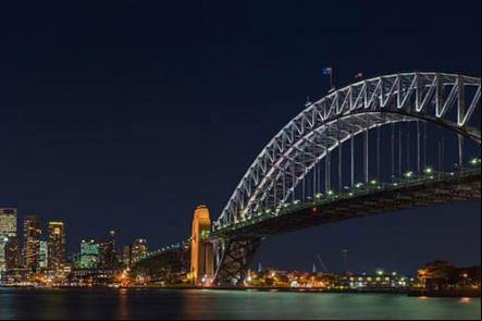 A Baía de Sydney à noite com ponte e a Ópera de Sidney - Foto: Hpeterswald (Licença-cc-by-sa-3.0)