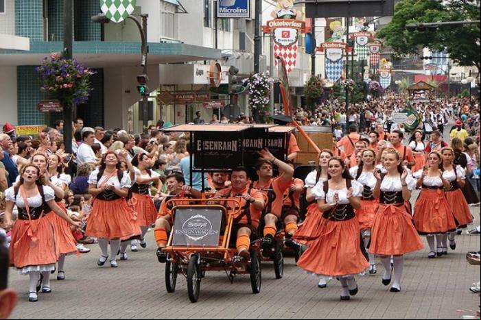Desfile Oktoberfest - Foto: Divulga
