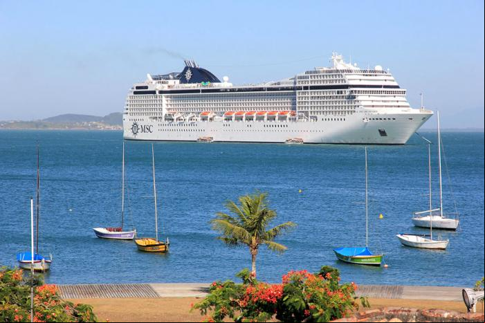 MSC Orchestra ancorado em Buzios - Foto:Halley P.de Oliveira