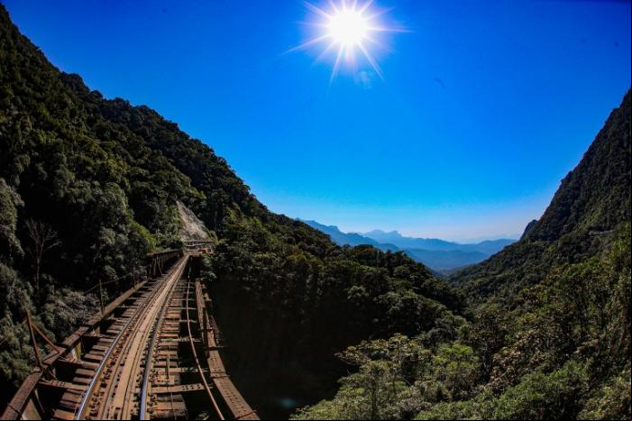 eio de trem pela Serra do Mar garante paisagens inesquec